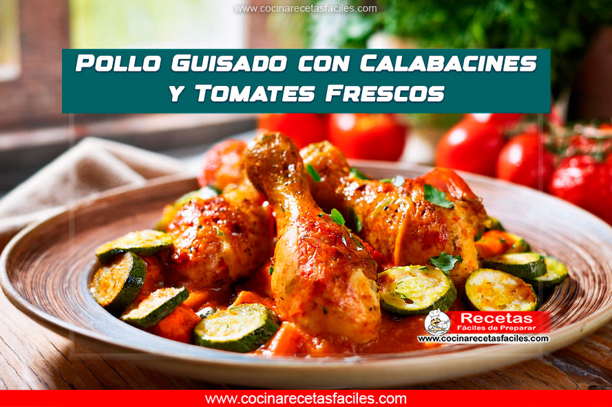 Pollo guisado con calabacines y tomates frescos en una olla, servido con arroz