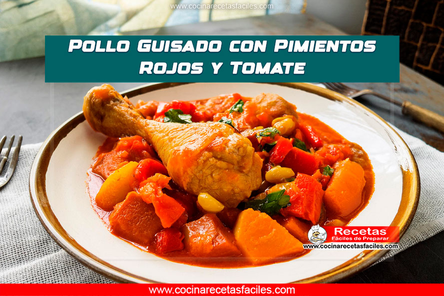 Pollo guisado con pimientos rojos y tomate sobre una mesa de madera