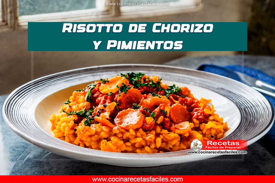 Plato de risotto de chorizo y pimientos, cremoso y colorido, decorado con perejil fresco y queso parmesano rallado