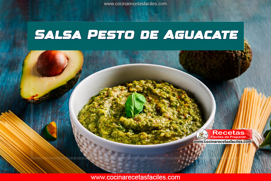 Salsa pesto de aguacate en un tazón rústico, perfecta para pasta o como dip.