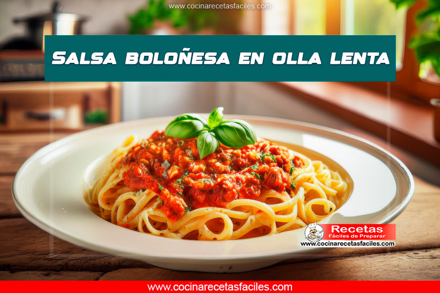 Salsa boloñesa en olla lenta servida sobre pasta integral