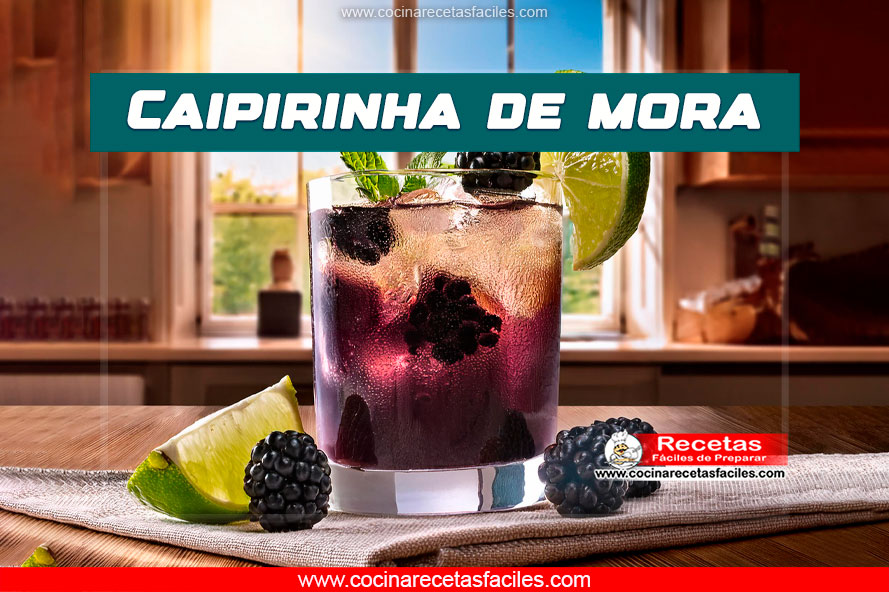 "Caipirinha de mora refrescante, servida en un vaso con hielo y decorada con moras frescas y rodajas de lima."