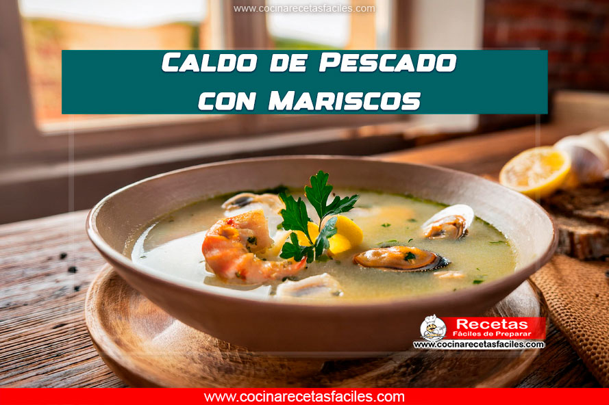 Caldo de pescado con mariscos servido en un tazón, con ingredientes frescos y coloridos