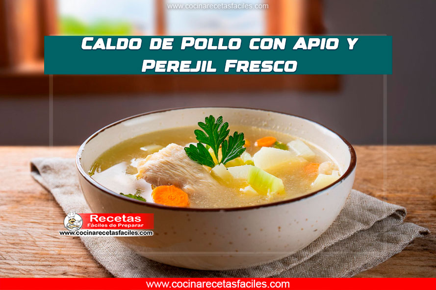 "Caldo de pollo con apio, zanahorias y perejil fresco picado, servido en un tazón."