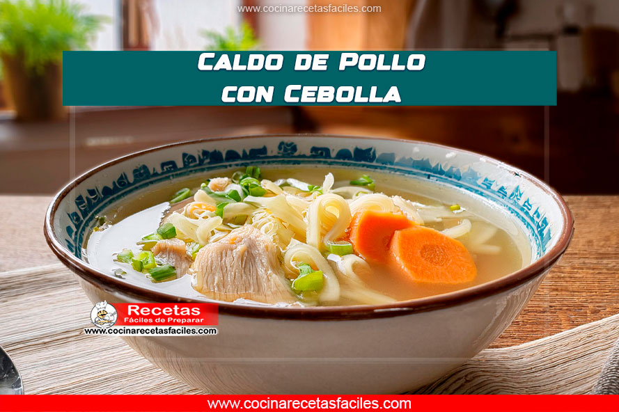 Tazón de caldo de pollo con cebolla, zanahorias y apio en una mesa de madera