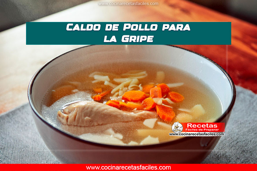 "Caldo de pollo desmenuzado humeante con zanahorias, apio y cebolla en un tazón sobre una mesa de madera."