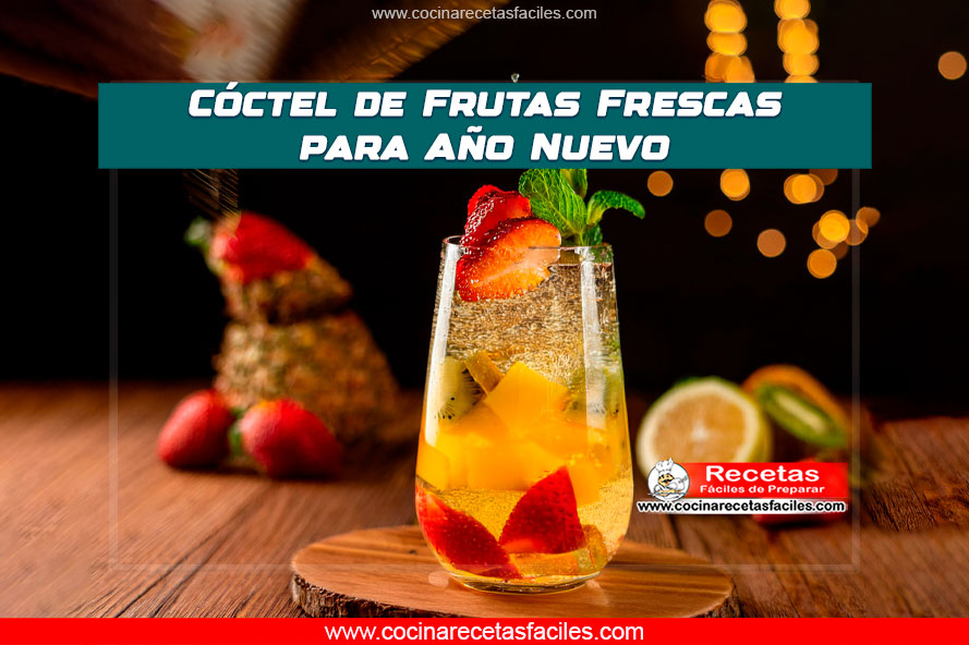 Elegante cóctel de frutas frescas con jugo y soda, decorado con limón y menta, perfecto para las celebraciones de Año Nuevo