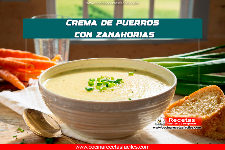 Tazón de crema de puerros con zanahorias, acompañado de pan crujiente y decorado con hierbas frescas.
