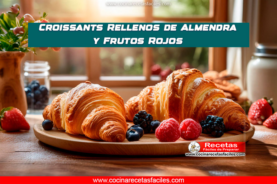 Croissants rellenos de almendra y frutos rojos con azúcar glas