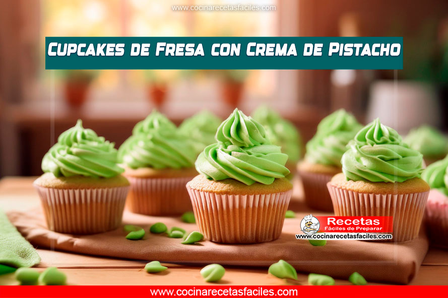 Cupcake de fresa con glaseado de pistacho, servido sobre una mesa de madera