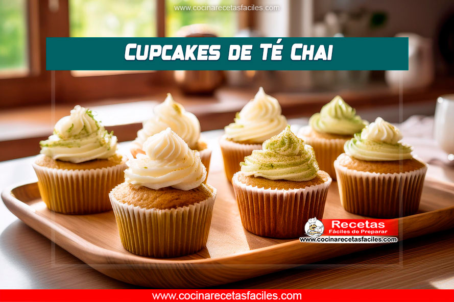 Varios cupcakes de té chai recién horneados en una bandeja