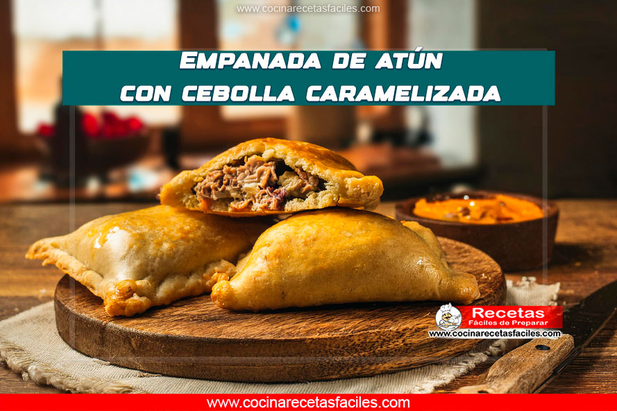 Empanada de atún dorada con relleno de cebolla caramelizada