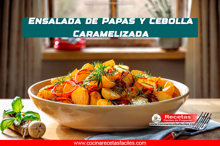 Ensalada de papas con cebolla caramelizada y mostaza, decorada con perejil fresco