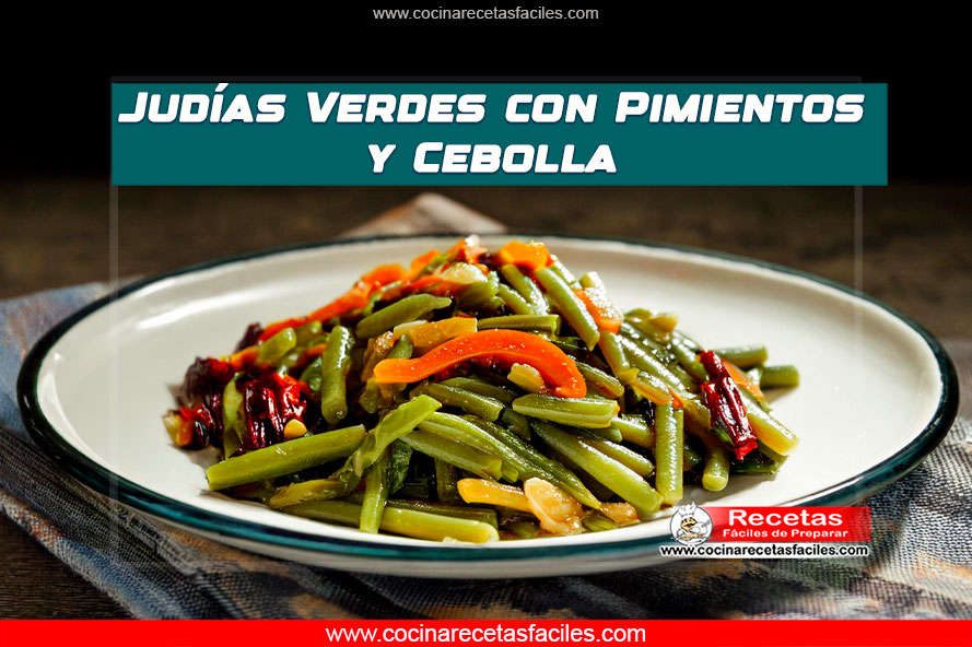 Plato de judías verdes con pimientos y cebolla, servido en una mesa de madera