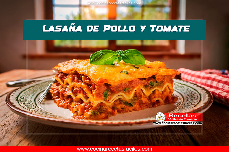 Una porción de lasaña servida en un plato blanco con capas definidas de pasta, pollo, salsa de tomate, bechamel y queso gratinado