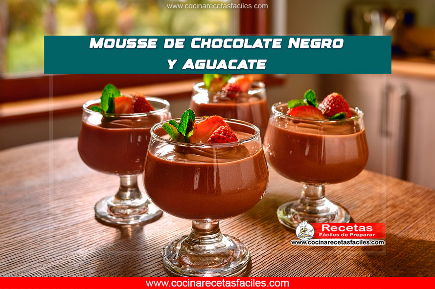 Mousse de chocolate negro y aguacate con frutas frescas y nueces
