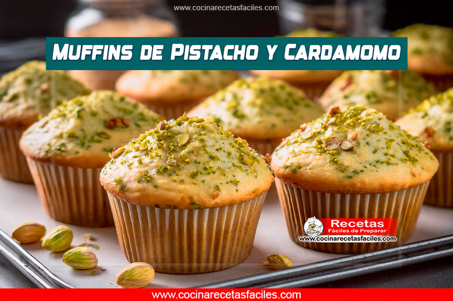 "Muffins de pistacho y cardamomo recién horneados, con pistachos visibles en la parte superior."