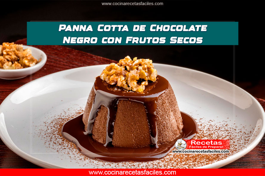 "Panna cotta de chocolate negro con frutos secos y salsa de chocolate en un plato elegante."