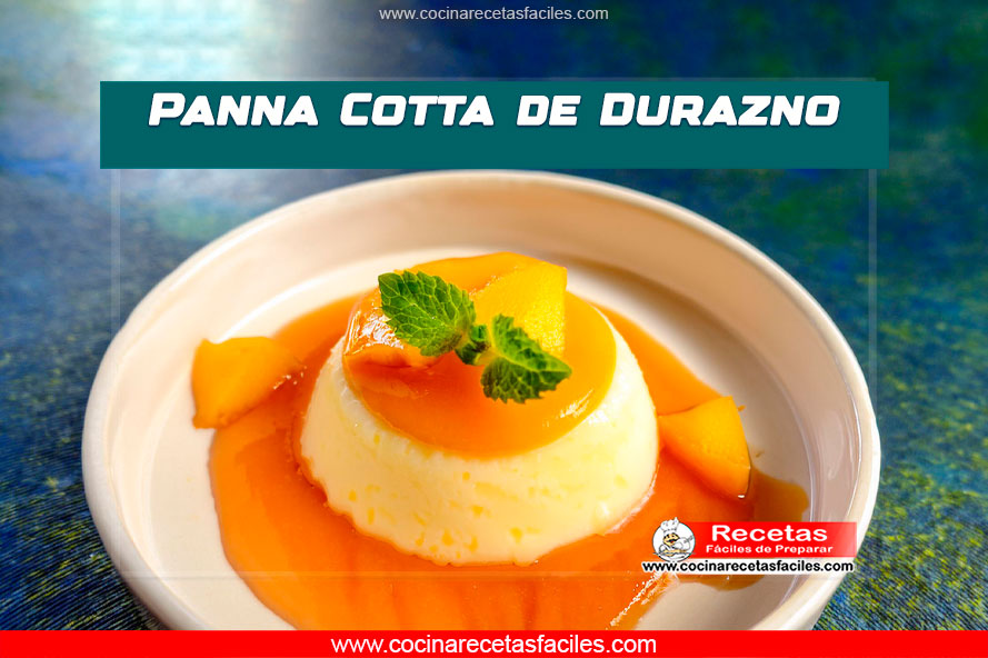 Panna cotta cremosa con salsa de durazno, servido en moldes individuales, sobre fondo neutro