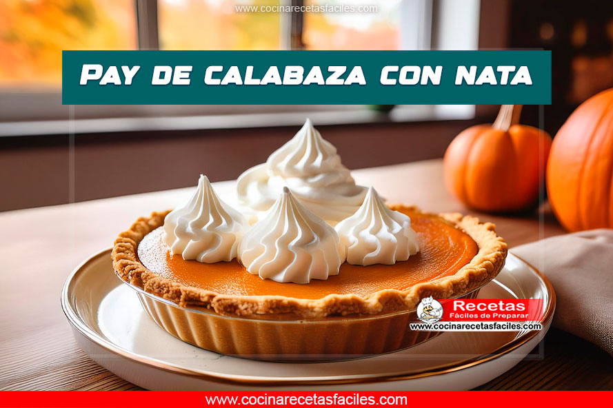 "Pay de calabaza con nata montada servido en un plato, decorado y colocado sobre una mesa de madera, en un ambiente cálido y acogedor."