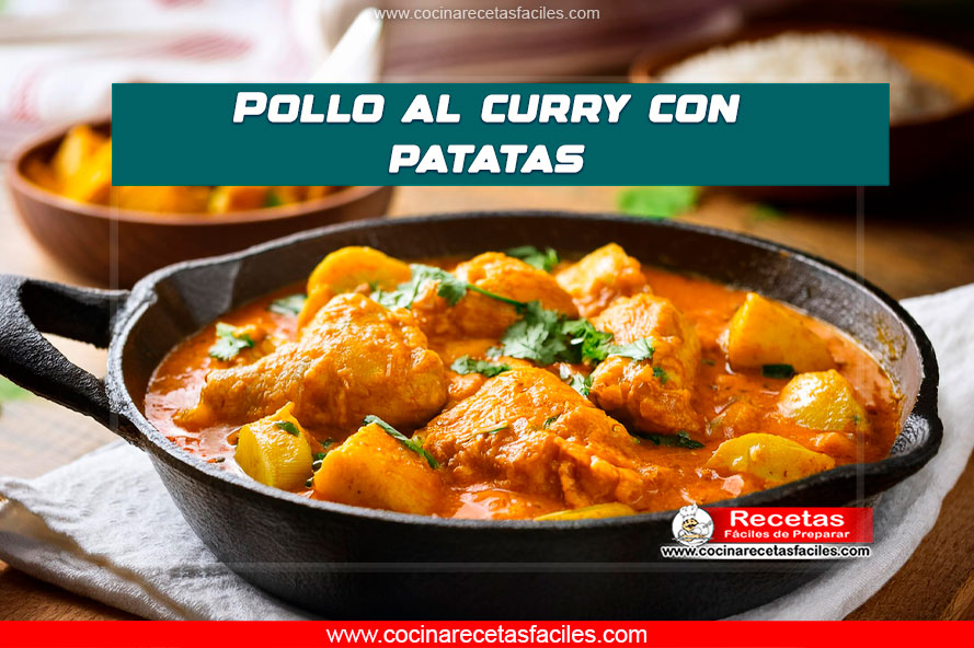 Pollo al curry con patatas servido en una sartén de hierro fundido, con una salsa cremosa y dorada.
