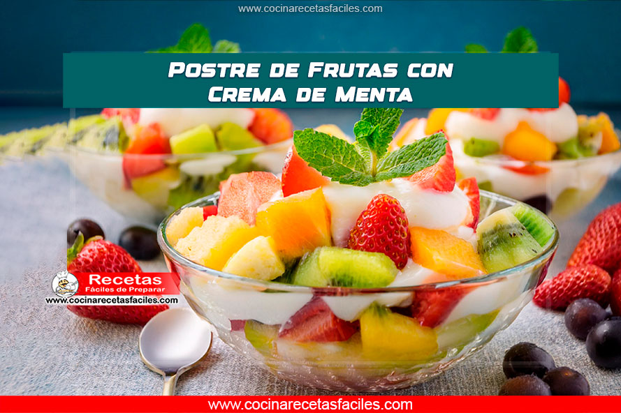 Postre de frutas frescas con crema de menta en copas individuales