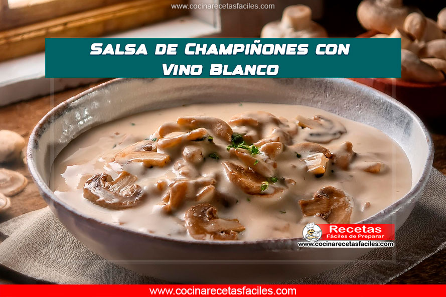 Salsa de champiñones con vino blanco servida en un plato, con un toque cremoso.