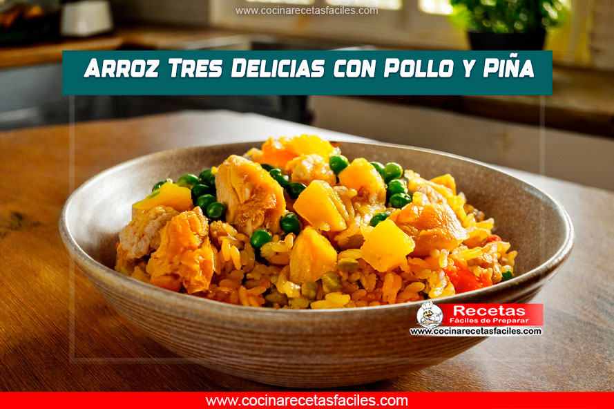 Arroz tres delicias con pollo y piña en una mesa con mantel