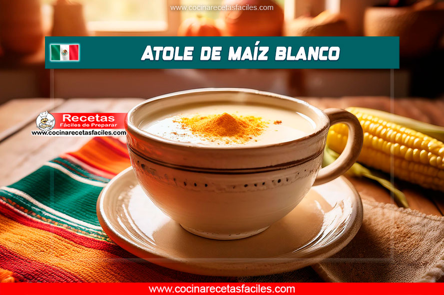 Atole de maíz blanco servido en taza rústica, sobre mantel mexicano