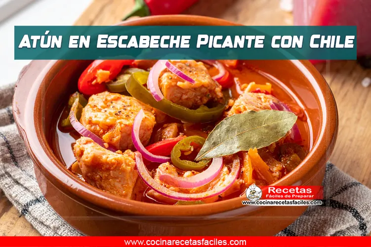 Atún en escabeche picante servido en plato rústico con chiles, zanahorias, pimientos y cebolla en salsa roja, decorado con laurel y orégano.