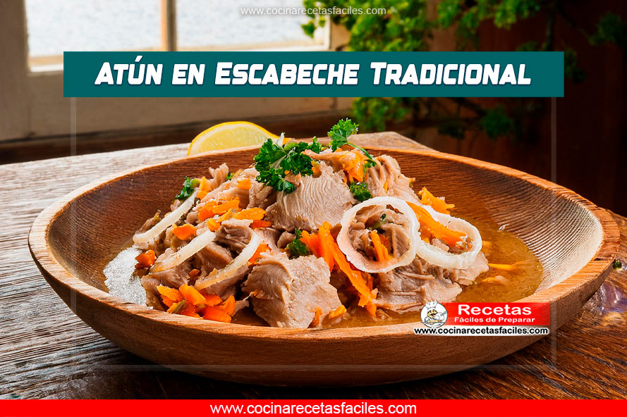 Atún en escabeche servido en plato rústico