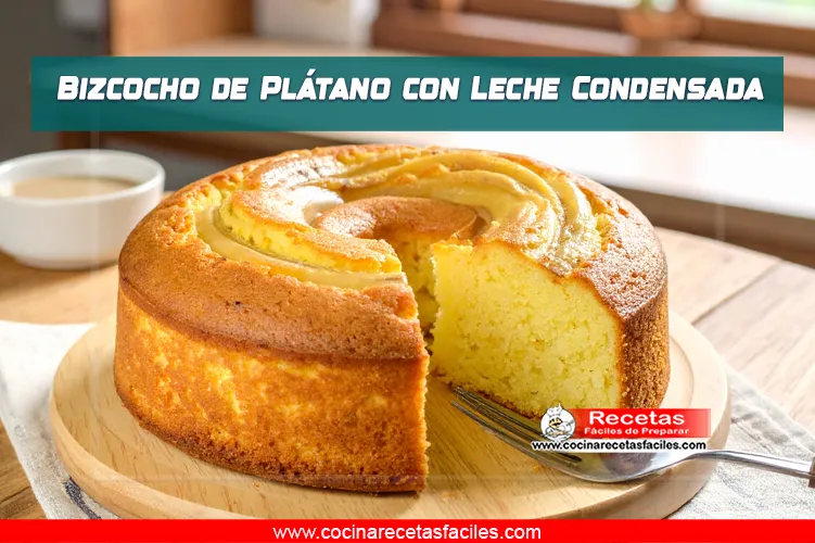 Bizcocho de plátano con leche condensada, esponjoso y dulce.