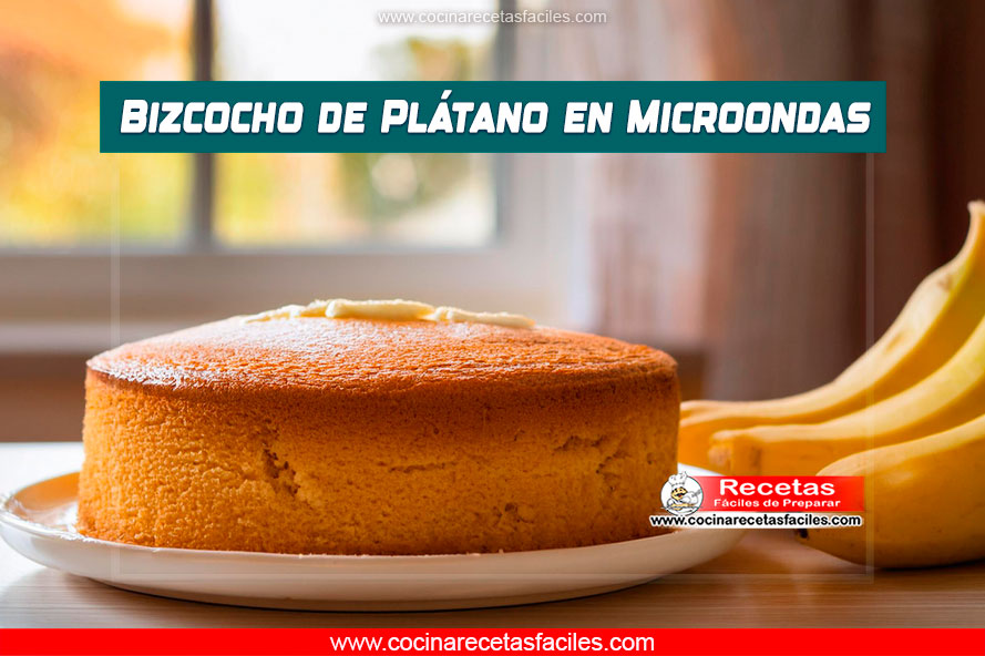 Bizcocho de plátano en microondas servido en un plato blanco