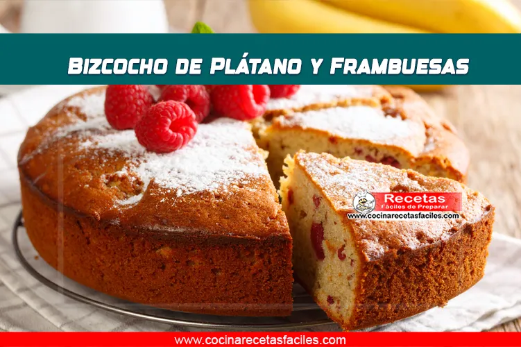 Bizcocho de plátano y frambuesas recién horneado, decorado con frutas frescas y azúcar glas.
