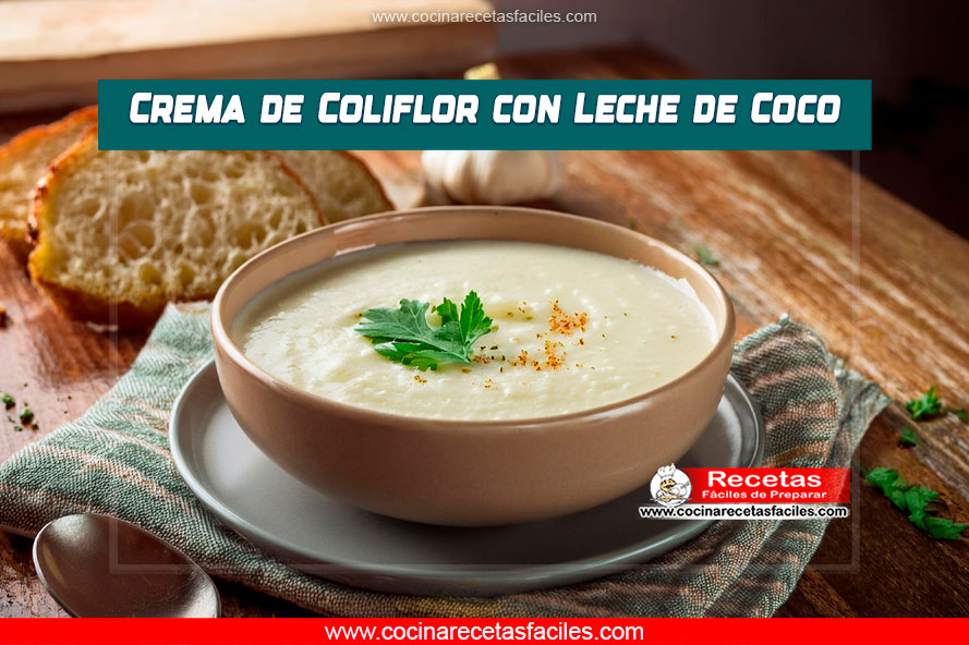Crema de coliflor con leche de coco, decorada con cilantro fresco y aceite de oliva