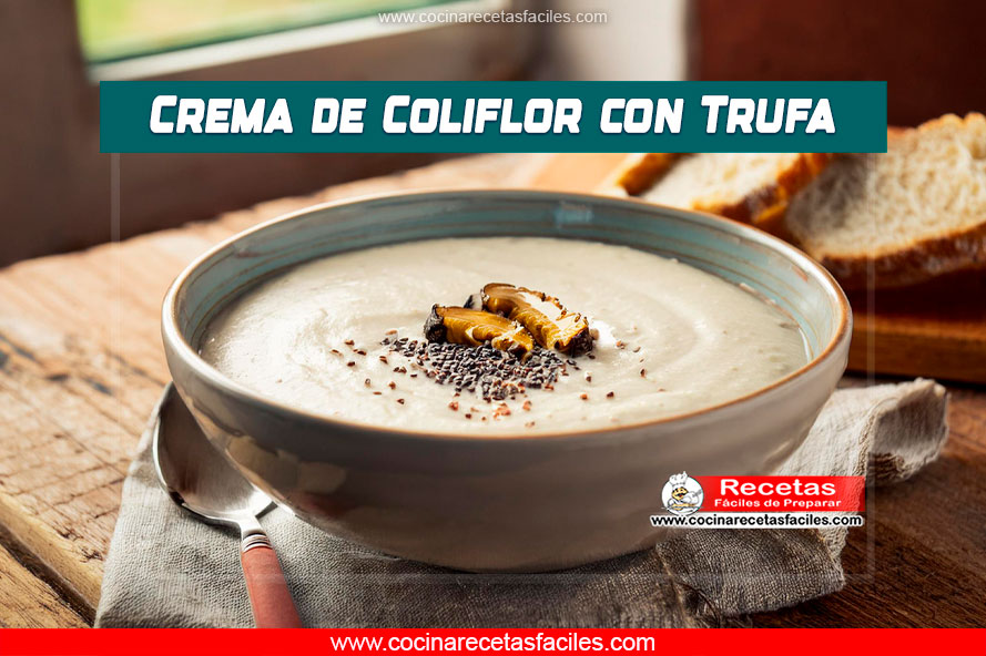 Crema de coliflor con trufa, decorada con láminas de trufa y aceite de trufa