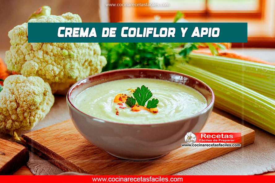 "Tazón de crema de coliflor y apio, decorado con aceite de oliva y apio fresco, en una mesa de madera."