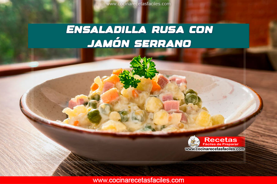 Ensaladilla rusa con jamón serrano, servida en bol blanco con guarnición de perejil