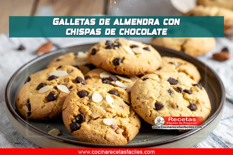 Galletas de almendra con chispas de chocolate recién horneadas