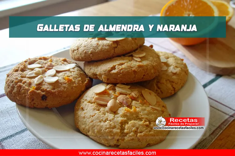 Galletas caseras de almendra y naranja, con almendras fileteadas, servidas junto a una taza de café