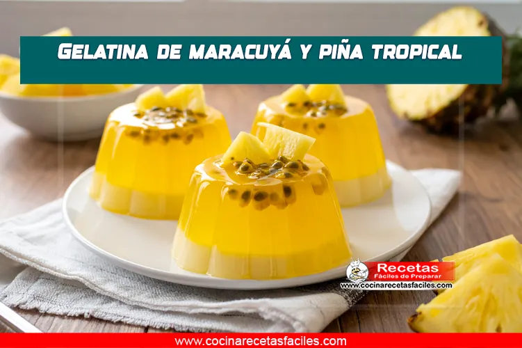 Gelatina tropical de maracuyá y piña servida en moldes individuales, decorada con fruta fresca.