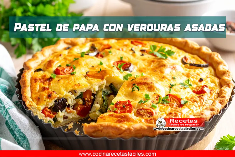Pastel de papa con verduras asadas al horno, con capas de puré cremoso y vegetales coloridos como berenjena, calabacita y pimiento