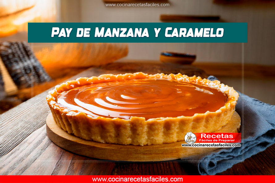 Pay de manzana y caramelo casero sobre una mesa de madera