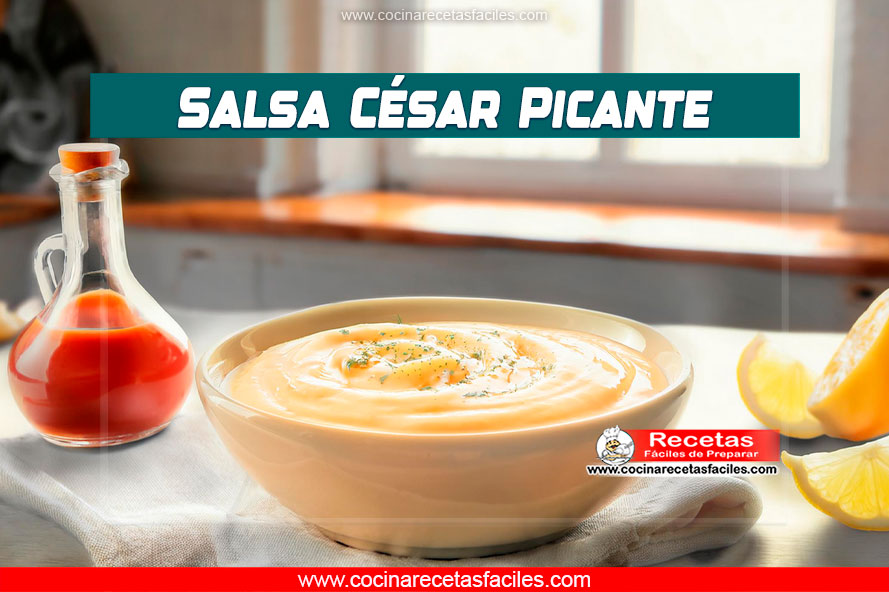 "Tazón blanco con Salsa César Picante, decorada con queso parmesano y ralladura de limón, junto a ingredientes frescos como ajo y limón, sobre una mesa de madera rústica."