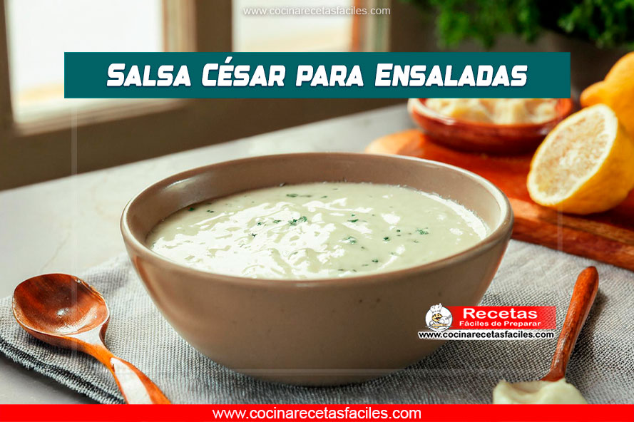 "Tazón blanco con salsa César cremosa decorada con queso parmesano y ralladura de limón, sobre una mesa de madera rústica."