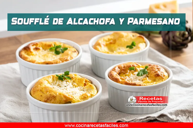 Soufflés de alcachofa y parmesano servidos en moldes individuales, dorados y esponjosos, decorados con queso rallado y perejil sobre una mesa de madera.