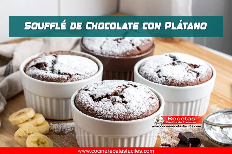 Soufflés de chocolate y plátano inflados en ramequines, espolvoreados con azúcar glas y decorados con rodajas de plátano y virutas de chocolate