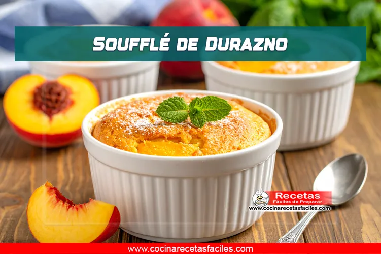 Soufflé de durazno esponjoso y dorado, servido en ramekin con azúcar glas y medio durazno fresco al lado.
