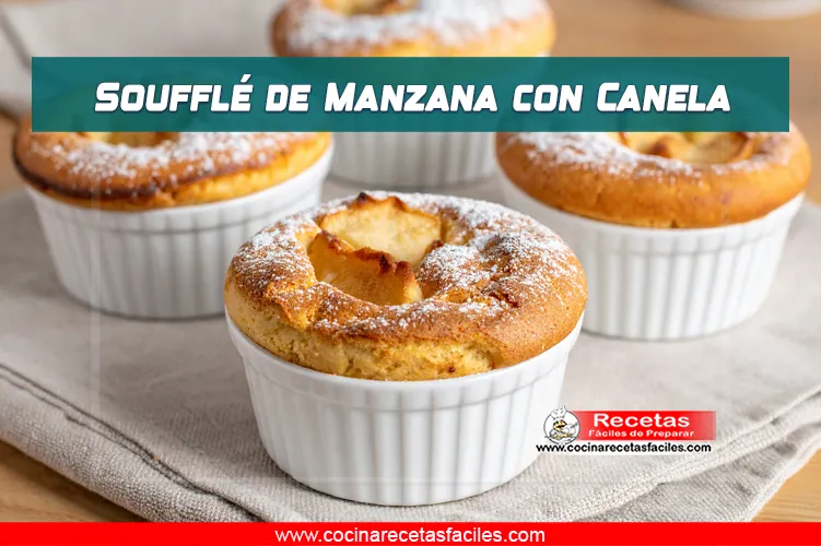 Soufflés individuales de manzana con canela, dorados y espolvoreados con azúcar glas, servidos en moldes blancos