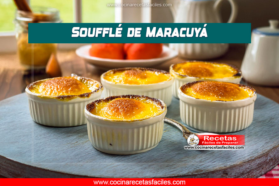 Soufflé de Maracuyá recién horneado, esponjoso y cremoso